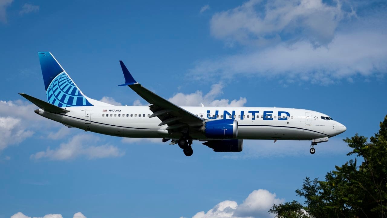 United Flight Turns Back After Passenger Texts Hijacking Threat