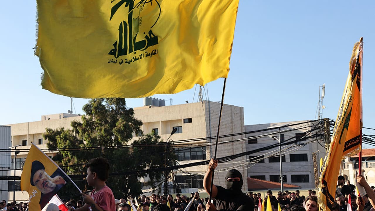 Hezbollah Losing Ground Among Lebanon's Shi'ites, New Poll Shows