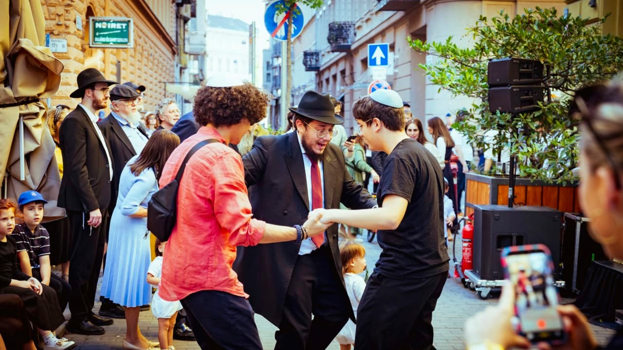 Budapest Teens Take the Keys: World's First Teen-Run Synagogue Opens